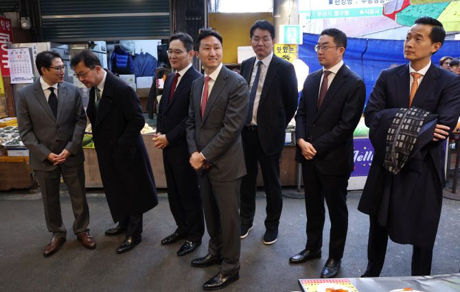 조현준 효성그룹 회장(왼쪽부터), 최재원 SK 수석부회장, 이재용 삼성전자 회장, 정기선 HD현대 부회장, 조원태 한진그룹 회장, 구광모 LG그룹 회장, 김동관 한화그룹 부회장이 6일 부산 중구 깡통시장에서 대화하고 있다. (사진=연합뉴스)