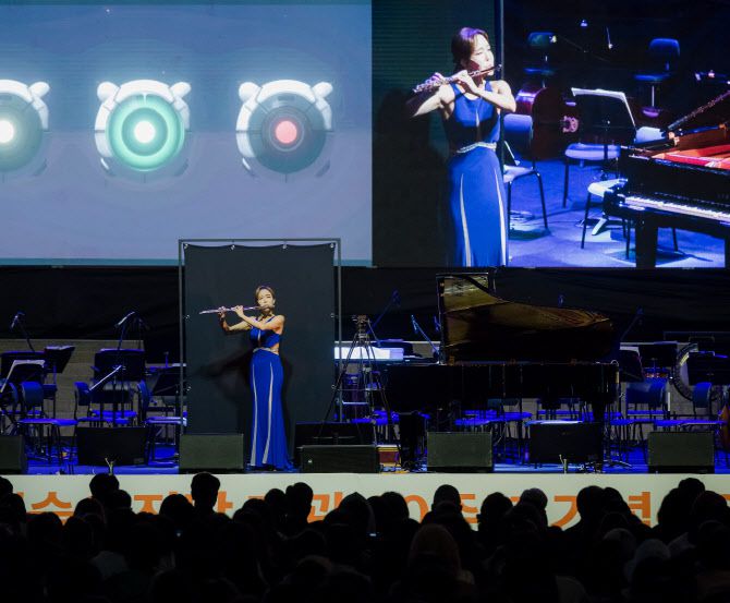 플루티스트 최나경과 AI피아노가 협연을 하고 있다.(사진=대전예술의전당)