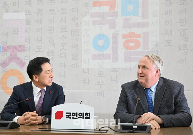 김기현(왼쪽) 국민의힘 대표와 인요한 혁신위원장이 6일 오후 서울 여의도 국회 당대표실에서 간담회에 앞서 대화하고 있다.(사진=노진환 기자)