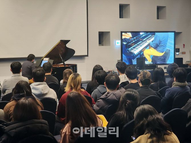 카를로스 에두아르도 칸시노 차콘 오스트리아 요하네스 케플러대 교수가 AI피아노를 연주하고 있다.(사진=이데일리 강민구 기자)