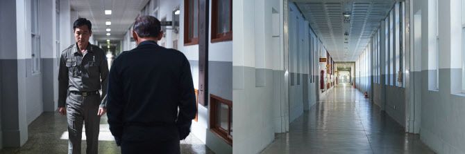 영화 ‘서울의 봄’ 초반 마주치는 ‘이태신’(정우성 분) 수도경비사령관과 ‘전두광’(황정민 분) 보안사령관. 해당 장면은 조선대 1층 본관 복도에서 촬영됐다.  (사진=네이버서울의봄스틸컷·조선대)