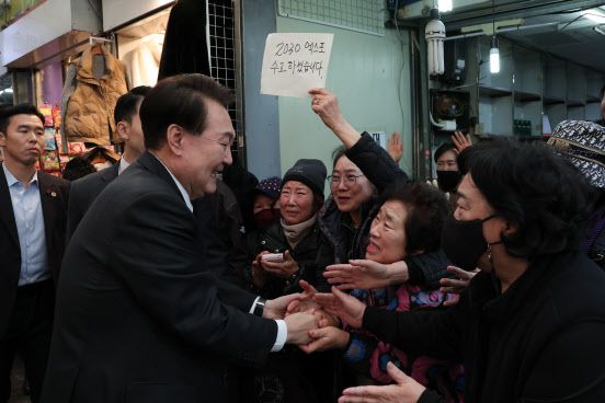 윤석열 대통령이 6일 부산 중구 국제시장 일원을 방문, 환호하는 부산 시민들과 인사하고 있다. (사진=연합뉴스)