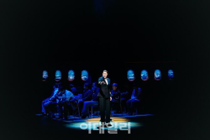 뮤지컬 ‘컴 프롬 어웨이’의 한 장면. (사진=쇼노트)
