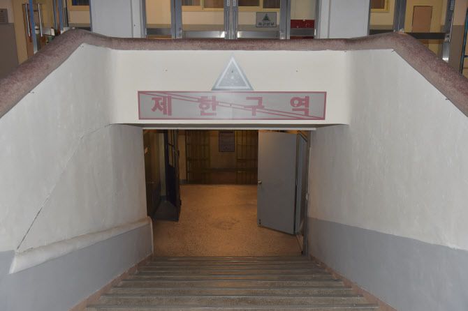 영화 ‘서울의 봄’ 촬영 장소였던 조선대 지하대피소. 과거 식당이나 창고로 쓰였던 지하대피소는 ‘서울의 봄’ 촬영을 위해 육군본부 B2벙커로 연출됐다. (사진=조선대학교)