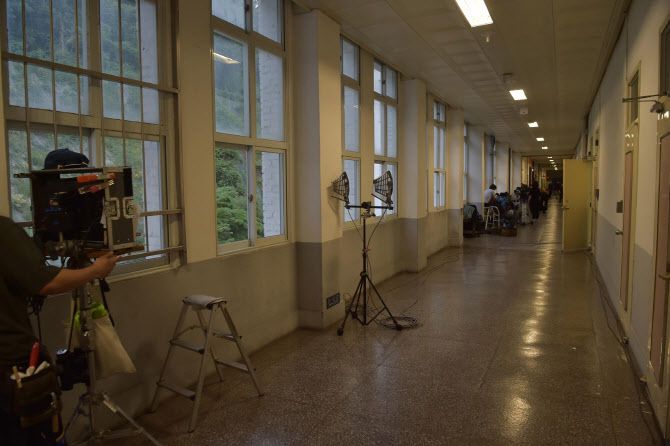 지난해 5월 조선대 본관 복도에서 영화 ‘서울의 봄’을 촬영하는 모습. (사진=조선대)