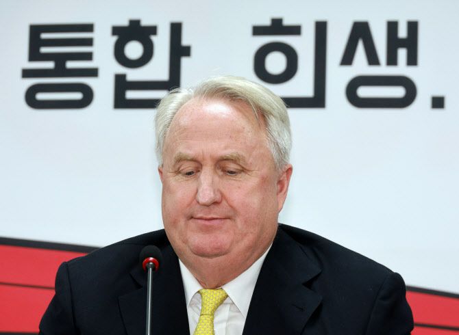 인요한 혁신위원장이 지난달 23일 여의도 중앙당사에서 열린 제10차 전체회의에서 잠시 생각에 잠겨있다.(사진=연합뉴스 제공)