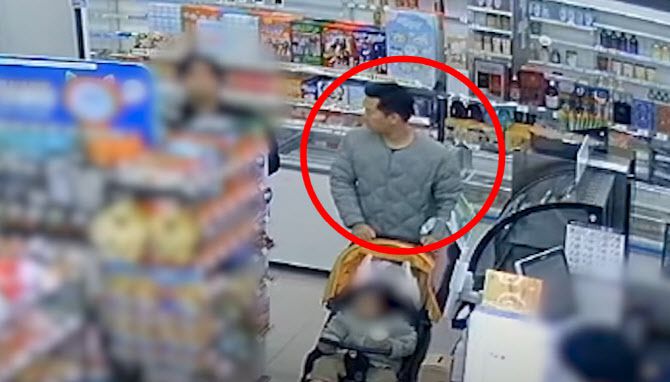 기프트카드를 고르는 A씨를 유심히 살펴보는 유 경사. (사진=경찰청 유튜브 캡처)