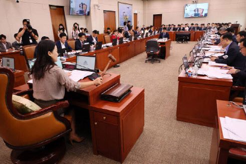 지난 9월21일 국회에서 열린 산업통상자원중소벤처기업위원회 전체회의에서 이재정 위원장이 의사봉을 두드리고 있다. 이날 회의에서 ‘공급망 3법’의 하나인 자원안보특별법이 통과됐으나 현재 다음 단계인 법사위에 계류돼 있다. (사진=연합뉴스)