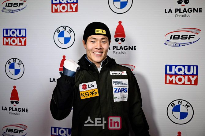 생애 첫 월드컵 금메달을 목에 건 뒤 기뻐하는 정승기. 사진=IBSF