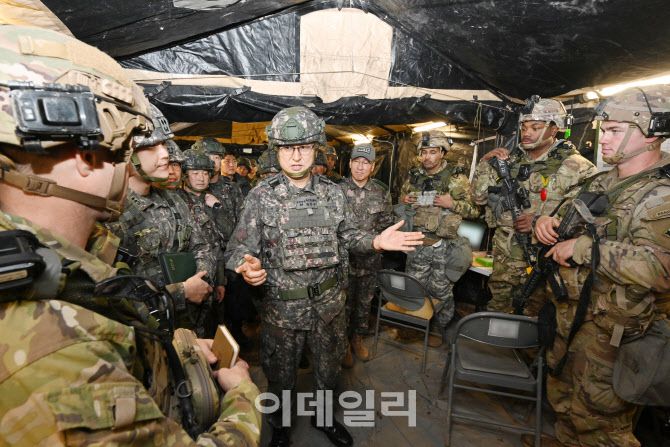 박안수 육군참모총장이 훈련장을 찾아 한미 장병들을 격려하고 있다. (사진=육군)