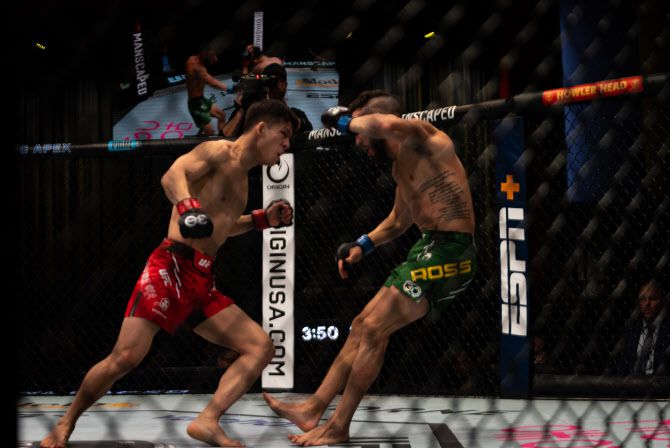 UFC 데뷔전에 나선 박현성이 상대 선수 섀넌 로스를 거칠게 몰아붙이고 있다. 사진=UFC