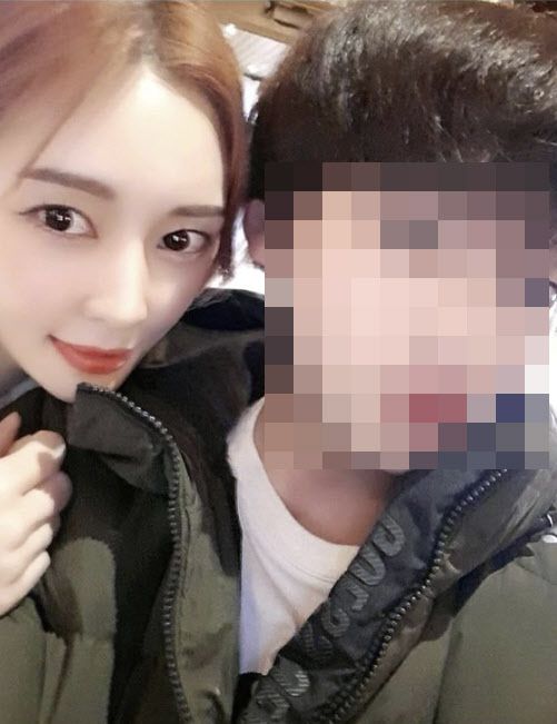 아름이 재혼을 약속한 연인이 있다며 SNS에 공개한 사진