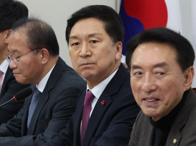 김기현(가운데) 국민의힘 대표가 11일 서울 여의도 국회에서 열린 최고위원회의에 참석하고 있다.(사진=뉴스1)