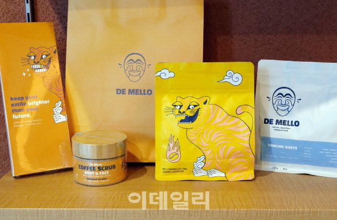드멜로 커피의 상품에 적용된 하회탈과 호랑이 이미지.(사진: 드멜로 커피)