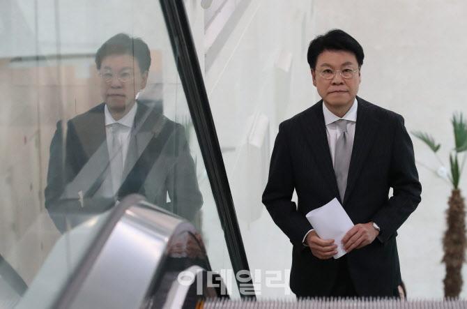 내년 총선 불출마를 공식 선언한 장제원 국민의힘 의원이 12일 오전 서울 여의도 국회 소통관에서 기자회견을 위해 이동하고 있다. (사진=이데일리 노진환 기자)