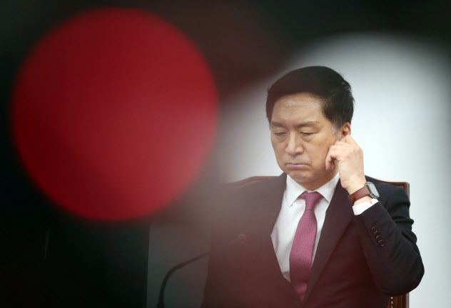 김기현 국민의힘 대표가 지난 11일 오후 서울 여의도 국회에서 열린 최고위원회의에 참석해 어두운 표정을 보이고 있다.(사진=노진환 이데일리 기자)