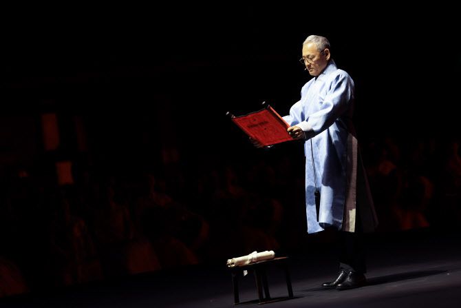 유인촌 문화체육관광부 장관이 13일(현지시간) 네덜란드 암스테르담 시내 공연장에서 열린 윤석열 대통령 국빈방문 답례 문화 공연에서 축문을 낭독하고 있다. (사진=연합뉴스)