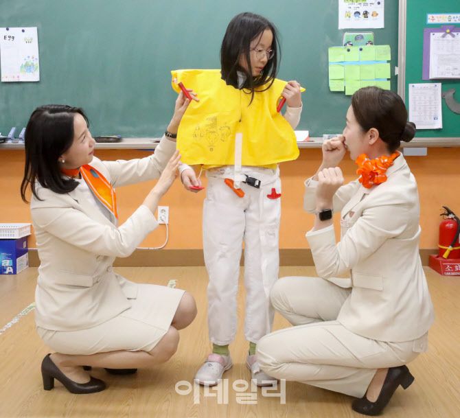 제주항공 객실승무원이 경기도 용인 고기초등학교에서 항공안전체험교실을 진행하고 있다.(사진=제주항공)