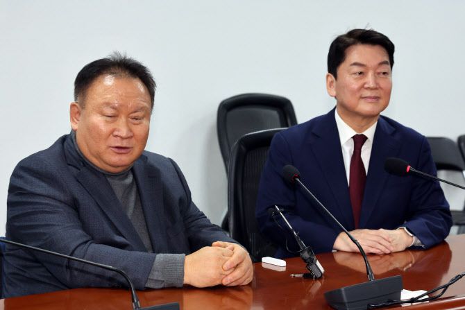 더불어민주당을 탈당한 이상민 무소속 의원이 15일 오후 서울 여의도 국회 의원회관에서 안철수 국민의힘 의원과 만난 후 발언하고 있다. (사진=뉴스1)