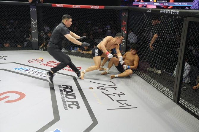 양지용(왼쪽)이 통산 10승을 8초 승리라는 놀라운 기록으로 자축했다.사진=ROAD FC