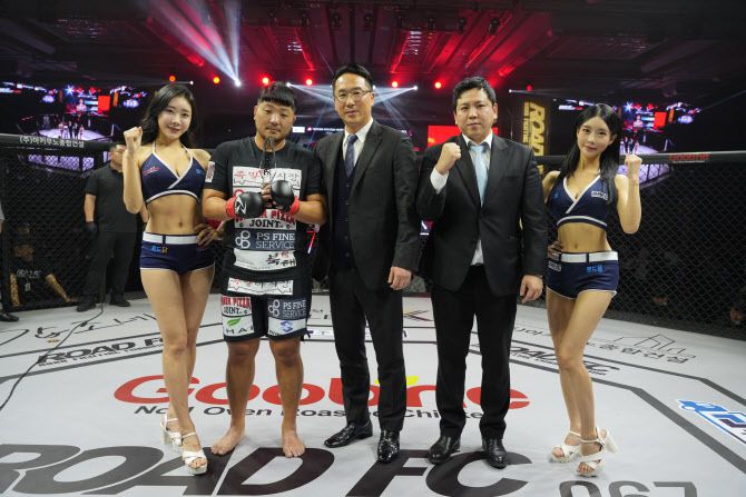 승리한 권아솔이 기념사진을 찍고 있다. 사진=ROAD FC