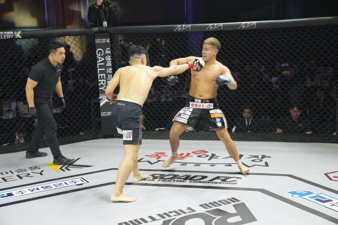 윤형빈(왼쪽)이 쇼유 니키에게 펀치를 시도하고 있다. 사진=ROAD FC