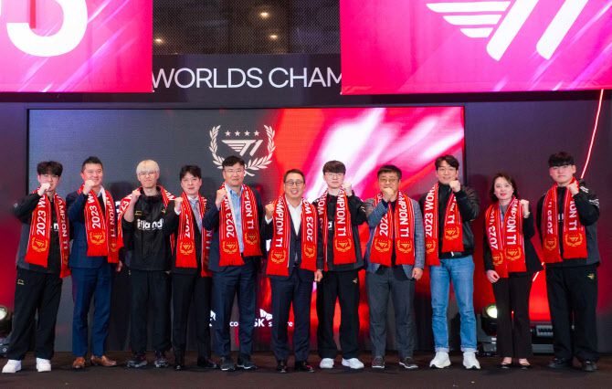 SK텔레콤·SK스퀘어 임원들과 T1 선수단의 기념촬영. 사진 왼쪽부터 최우제, 송재승 SK스퀘어 CIO, 문현준, 김정균 감독, 하형일 SK스퀘어 CIO, 유영상 SK텔레콤 CEO, 이상혁, 강종렬 SK텔레콤 ICT Infra담당, 김용훈 SK텔레콤 AI서비스사업부담당, 이혜연 SK텔레콤 변화추진2담당, 이민형 순