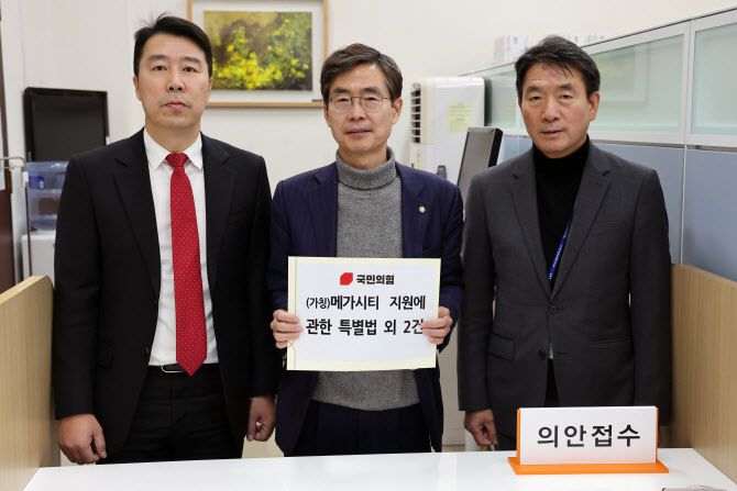 조경태(가운데) 국민의힘 뉴시티 프로젝트 특별위원회 위원장이 19일 오후 서울 여의도 국회 의안과에서 ‘시도 통합 및 관할구역 변경기원에 관한 특별법’ 및 ‘구리-서울 통합특별법‘ 발의안을 접수하고 있다.(사진=뉴스1)