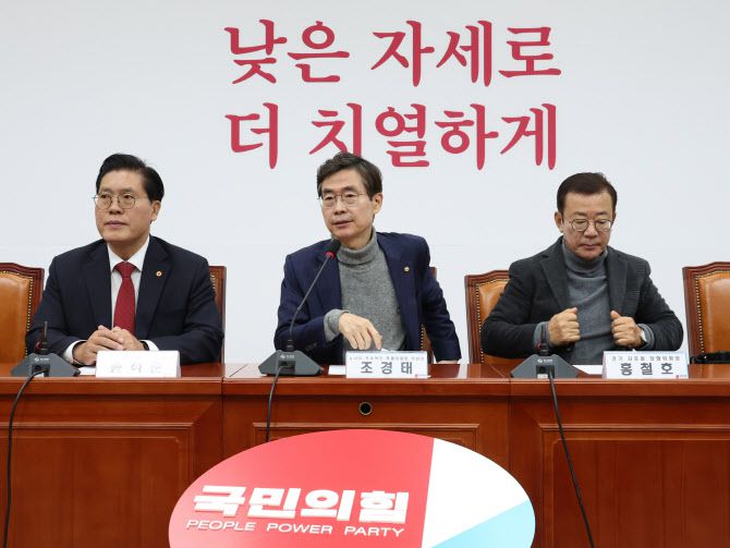 조경태(가운데) 국민의힘 뉴시티 프로젝트 특별위원장이 19일 서울 여의도 국회에서 열린 뉴시티 프로젝트 특별위원회 서울 인접지역 경기 당협위원장 간담회에서 발언을 하고 있다.(사진=뉴스1)