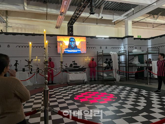 오징어게임 체험존에 설치된 삼성전자 TV에서 프론트맨의 게임 소개 영상이 상영되고 있다.(사진=삼성전자)