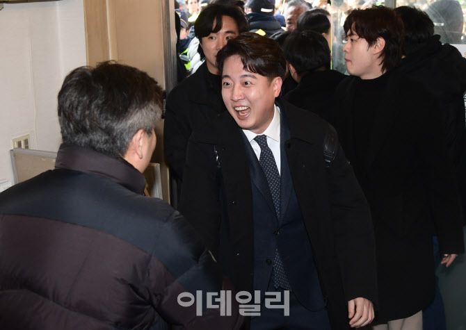 이준석 전 국민의힘 대표가 27일 오후 서울 노원구의 한 음식점에서 탈당 기자회견을 하기 위해 입장하며 지지자들과 인사를 나누고 있다. (사진=이데일리 방인권 기자)