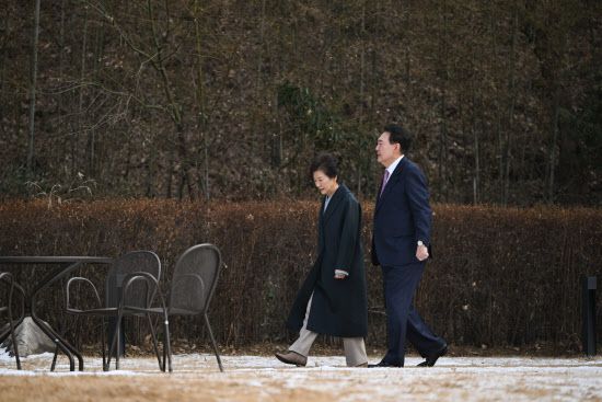 윤석열 대통령이 29일 서울 한남동 관저에서 박근혜 전 대통령과 오찬을 마친 뒤 정원을 산책하고 있다. (사진=뉴시스)