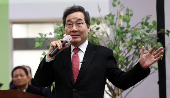 이낙연 전 국무총리가 지난 28일 경기 고양시 덕양행신종합사회복지관에서 열린 최성 전 고양시장 북콘서트에 참석해 축사를 하고 있다.(사진=뉴시스)