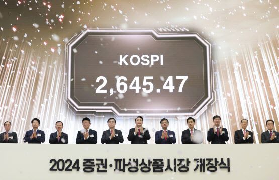 윤석열 대통령이 2일 오전 서울 영등포구 여의도 한국거래소에서 열린 2024 증권ㆍ파생상품시장 개장식에 참석해 개장 신호 버튼을 누른 뒤 박수를 치고 있다. (사진=연합뉴스)