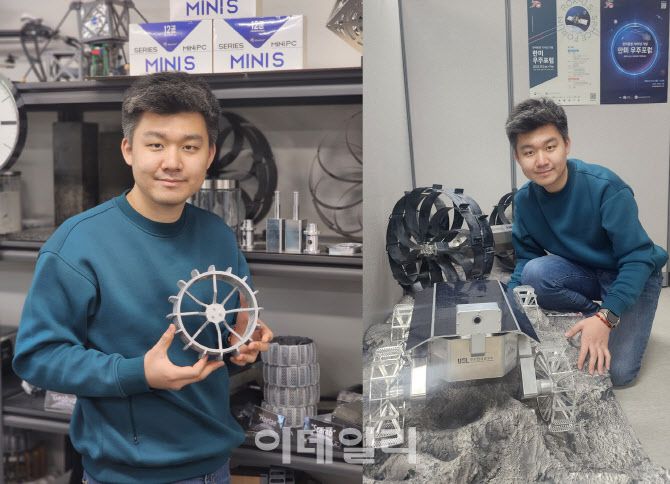 조남석 대표가 로버 바퀴와 로버를 들고 있다.(사진=이데일리 강민구 기자)