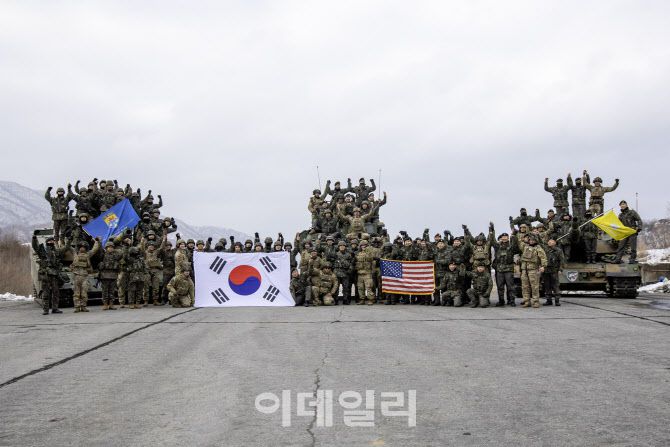 훈련에 참가한 한미 연합전투단 장병들이 기념사진을 촬영하고 있다. (사진=육군)