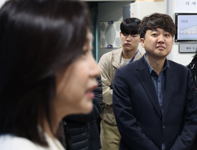 이준석 개혁신당(가칭) 정강정책위원장이 지난 3일 서울 여의도 국회 소통관에서 허은아 의원의 국민의힘 탈당 기자회견을 바라보고 있다. (사진=뉴스1)