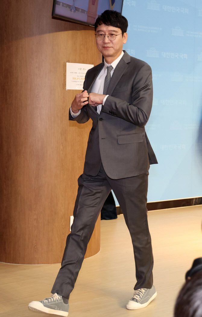 김웅 국민의힘 의원이 8일 오후 서울 여의도 국회 소통관에서 22대 총선 불출마 선언 기자회견을 마치고 이동하고 있다. (사진=뉴시스)