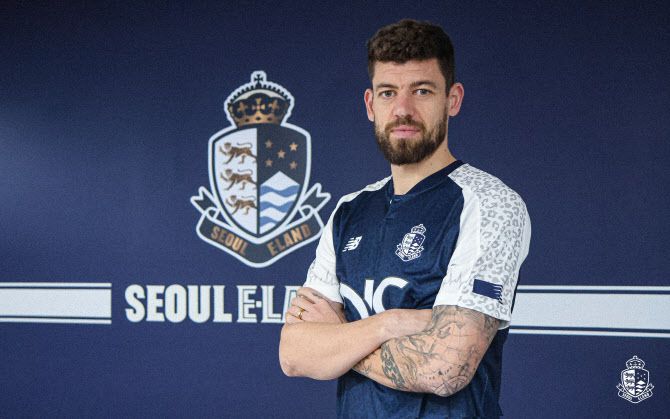 서울 이랜드 FC 유니폼을 입은 오스마르. 사진=서울 이랜드 FC