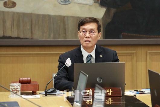 이창용 한국은행 총재가 11일 오전 서울 중구 한국은행에서 열린 금융통화위원회 본회의에서 회의를 주재하고 있다.(사진=한국은행 제공)
