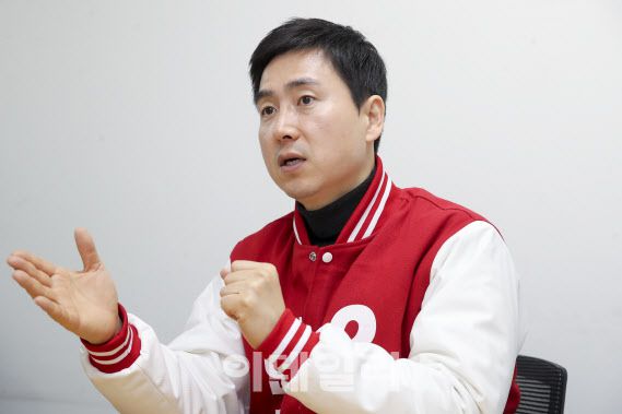 김기흥 전 대통령실 부대변인이 9일 인천 송도 사무실에서 이데일리와 인터뷰를 하고 있다. (사진=이영훈 기자)