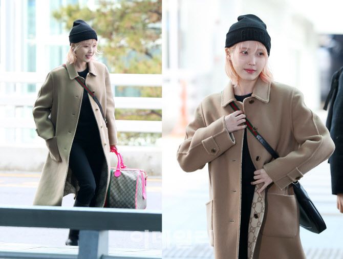 가수 아이유가 구찌 2024 F/W 남성 패션쇼 참석을 위해 11일 오후 인천국제공항을 통해 이탈리아 밀라노로 출국하고 있다.(사진=뉴시스)