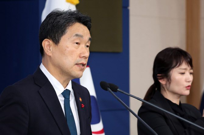 이주호 부총리 겸 교육부 장관이 16일 오후 서울 종로구 정부서울청사 별관에서 초중등교육법 시행령 일부 개정령안을 발표하고 있다.(사진=뉴시스)