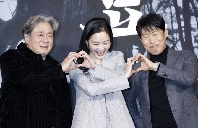 배우 최민식(왼쪽부터)와 김고은, 유해진이 17일 서울 중구 더 플라자 호텔 서울에서 열린 영화 ‘파묘‘(감독 장재현) 제작보고회에서 포즈를 취하고 있다.(사진=뉴스1)