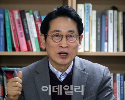 최진 대통령리더십연구원장이 지난 5일 여의도 사무실에서 인터뷰를 하고 있다. (사진=김태형 기자)