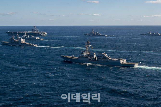 한미 해군 및 일본 해상자위대가 제주 남방 공해상에서 한미일 해상훈련을 실시하고 있다. 오른쪽 위부터 한국 해군 구축함 왕건함, 일본 해상자위대 이지스구축함 콩고함, 미국 해군 항공모함 칼빈슨함, 한국 해군 이지스구축함 세종대왕함, 미국 해군 순양함 프린스턴함, 미국 해군 이지스구축함 키드함.(사진=미 해군)