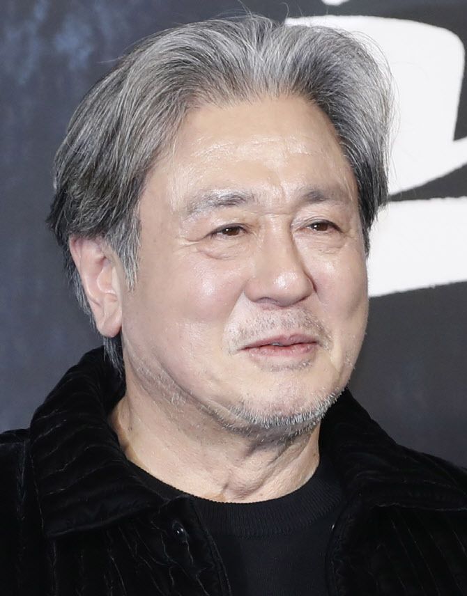 배우 최민식이 17일 서울 중구 더 플라자 호텔 서울에서 열린 영화 ‘파묘‘(감독 장재현) 제작보고회에서 포즈를 취하고 있다.(사진=뉴스1)