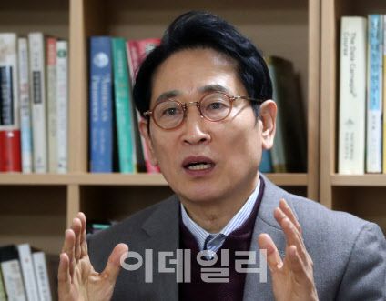 최진 대통령리더십연구원장이 지난 5일 여의도 사무실에서 인터뷰를 하고 있다. (사진=김태형 기자)