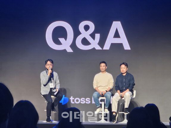 홍민택 토스뱅크 대표(오른쪽)과 김승환 토스뱅크 프로덕트 오너(가운데)가 18일 서울 동대문디지인플라자에서 열린 기자간담회에서 외환서비스 관련 질의응답을 진행하고 있다.(사진=최정훈 기자)