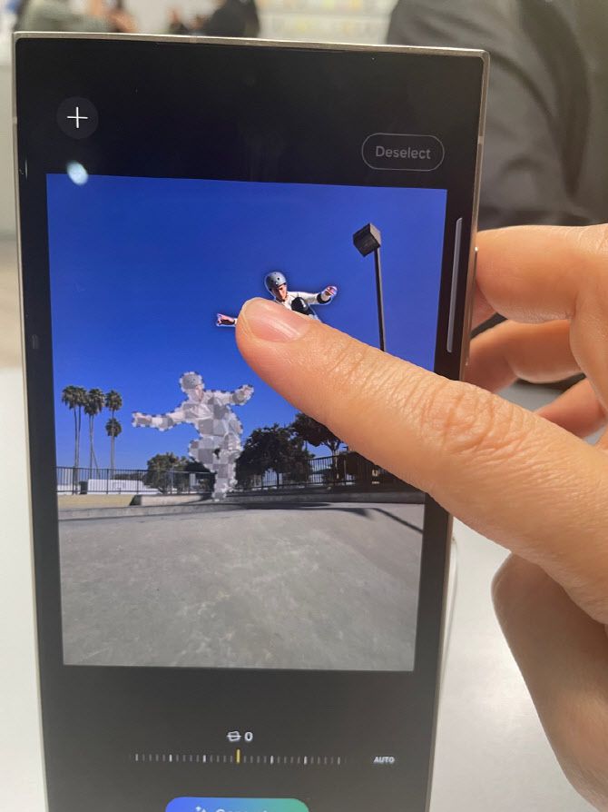 AI 사진편집 기능을 이용해 사진 속 인물의 위치를 옮기는 모습(사진=임유경 기자)